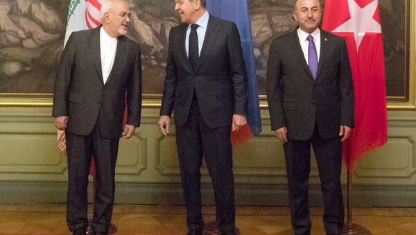 Javad Zarif, do Irã, Sergei Lavrov, da Rússia e Mevlut Cavusoglu, da Turquia, em reunião trilateral de lideranças diplomáticas. Os três discutiram soluções para a Síria. - Sputnik Brasil