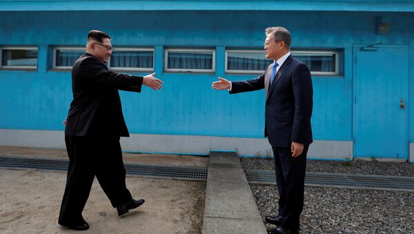 Líderes da Coreia do Norte, Kim Jong-un, e da Coreia do Sul, Moon Jae-in, apertam as mãos durante encontro na localidade de Panmunjom, na zona desmilitarizada que separa os dois países, 27 de abril de 2018 - Sputnik Brasil