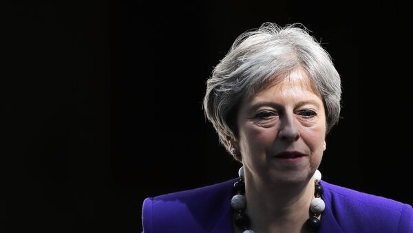 A primeira-ministra britânica Theresa May deixa a 10 Downing Street, no centro de Londres, em 18 de abril de 2018, enquanto se dirige à sessão semanal do Primeiro-Ministro na Câmara dos Comuns. - Sputnik Brasil