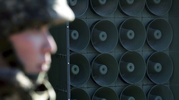 Soldado sul-coreano em frente aos alto-falantes posicionados na fronteira com a Coreia do Norte - Sputnik Brasil