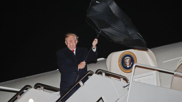 Donald Trump, com o guarda-chuva virado do avesso pelo vento forte, se preparando para descer do Air Force One durante sua visita a base aérea de Andrews (Maryland), 28 de abril de 2018 - Sputnik Brasil