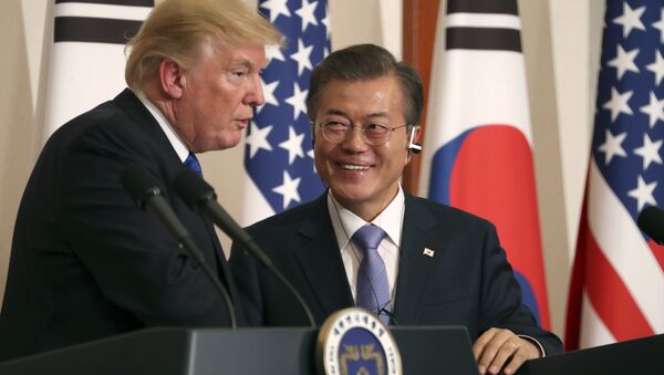 President Donald Trump, left, speaks as South Korean President Moon Jae-in looks on during a joint news conference at the Blue House in Seoul, South Korea, Tuesday, Nov. 7, 2017 - Sputnik Brasil