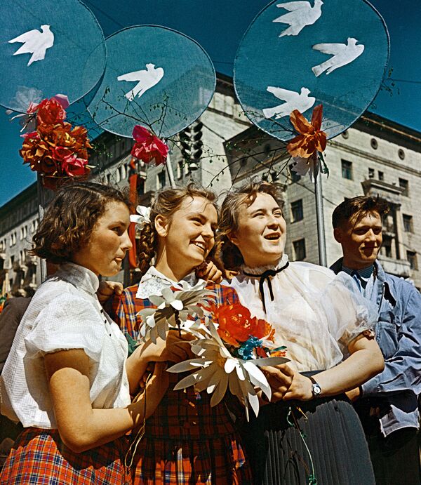 Juventude soviética durante desfile na Praça Vermelha no Dia Internacional dos Trabalhadores, em 1º de maio de 1959 - Sputnik Brasil