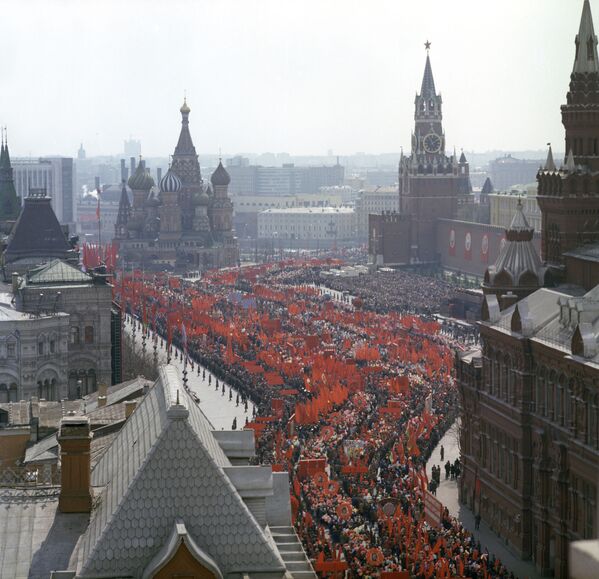 Desfile festivo dos trabalhadores na Praça Vermelha no Dia Internacional dos Trabalhadores, em 1º de maio de 1976 - Sputnik Brasil