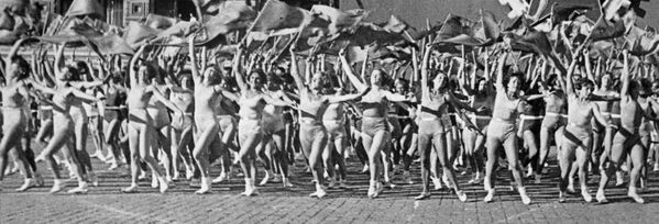Desfile de ginastas na Praça Vermelha no Dia Internacional dos Trabalhadores, em 1º de maio de 1936 - Sputnik Brasil