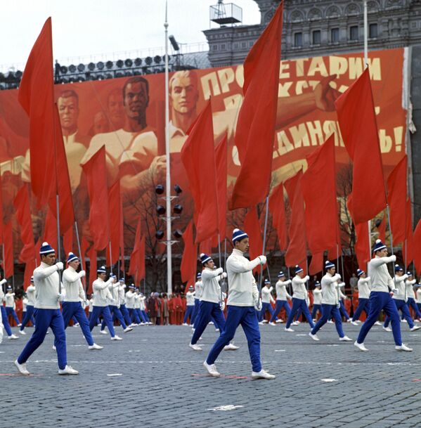 Desfile de ginastas na Praça Vermelha no Dia Internacional dos Trabalhadores, em 1º de maio de 1972 - Sputnik Brasil