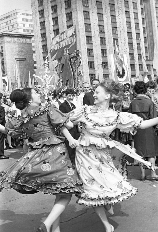 Participantes das comemorações no Dia Internacional dos Trabalhadores em Moscou, em 1º de maio de 1968 - Sputnik Brasil