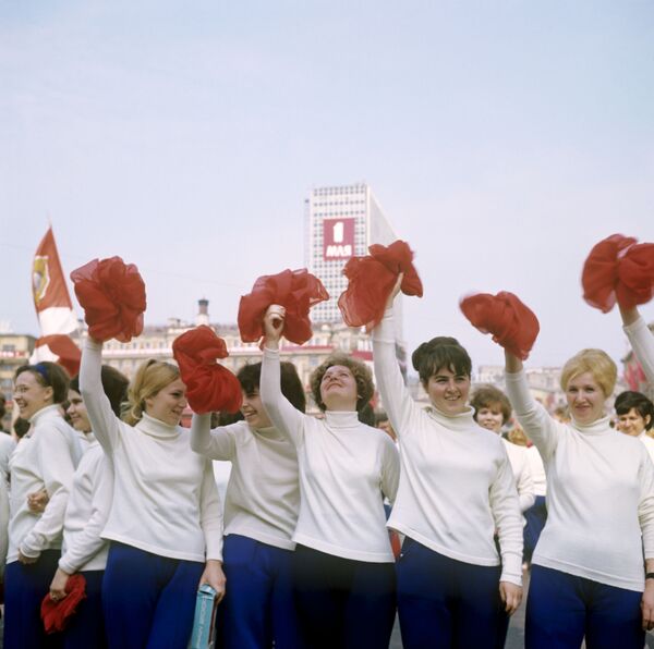 Parada de ginastas na Praça Vermelha no Dia Internacional dos Trabalhadores, em 1º de maio, em 1969 - Sputnik Brasil