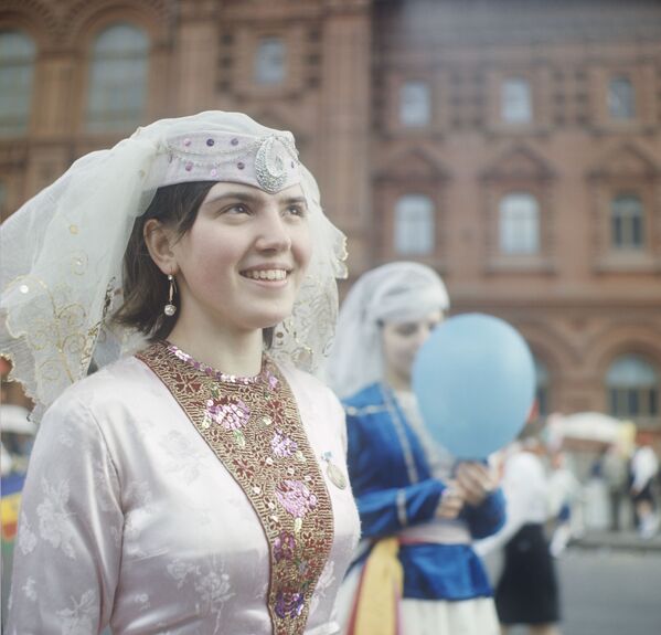Participante do desfile festivo de 1º de maio; estudante de Moscou vestida com traje nacional georgiano, em 1969 - Sputnik Brasil