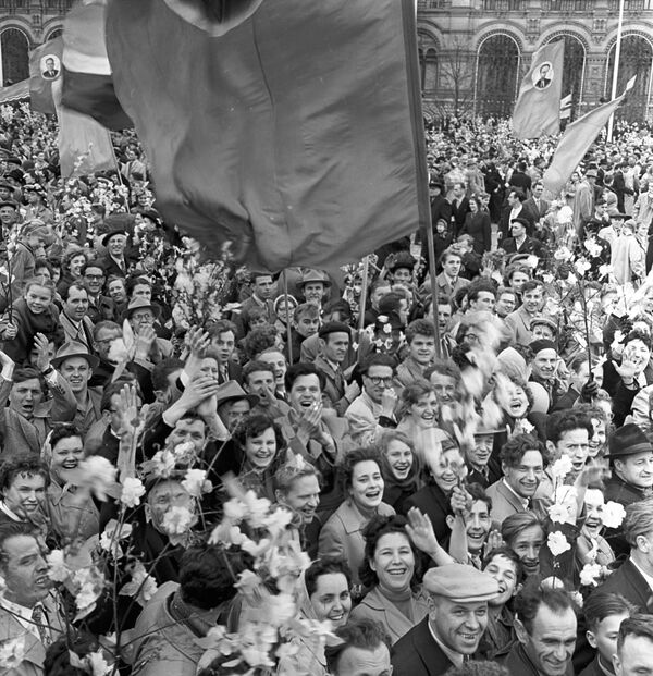 Desfile festivo dos trabalhadores na Praça Vermelha no Dia Internacional dos Trabalhadores, em 1º de maio de 1960 - Sputnik Brasil