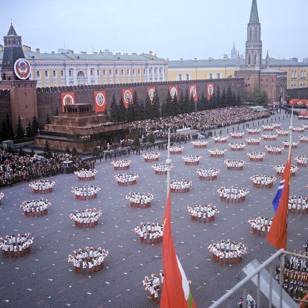 Desfile de ginastas na Praça Vermelha no Dia Internacional dos Trabalhadores, em 1º de maio de 1973 - Sputnik Brasil