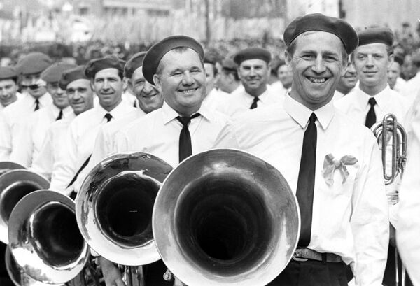 Músicos da Orquestra Sinfônica durante o desfile festivo na Praça Vermelha no Dia Internacional dos Trabalhadores, em 1º de maio de 1969 - Sputnik Brasil