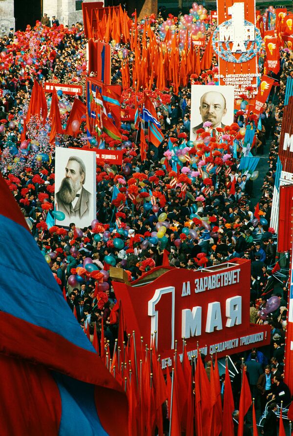Desfile festivo dos trabalhadores na Praça Vermelha no Dia Internacional dos Trabalhadores, em 1º de maio de 1984 - Sputnik Brasil