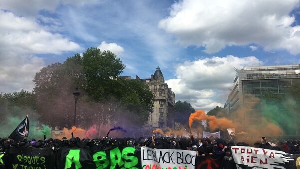 Manifestantes e polícia entram em confrontos no Dia do Trabalho em Paris - Sputnik Brasil