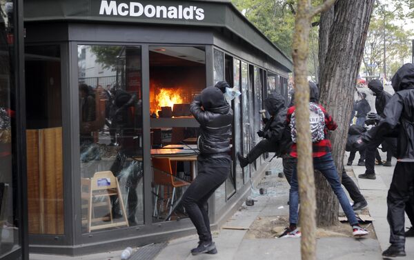 Manifestantes e polícia entram em confrontos no Dia do Trabalho em Paris - Sputnik Brasil