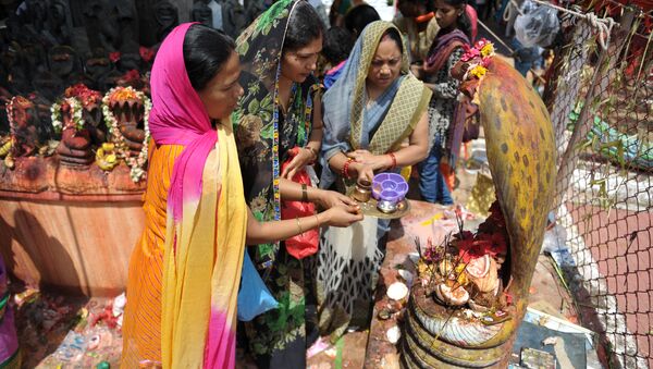 Mulheres hindus oferecem orações a estátuas de cobras durante o festival de Nag Panchami, Índia, 28 de julho de 2017 - Sputnik Brasil