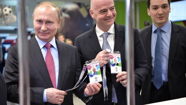 Presidente russo, Vladimir Putin, com presidente da FIFA, Gianni Infantino ao receberem passaportes dos torcedores para Copa 2018 na Rússia, 3 de maio de 2018 - Sputnik Brasil