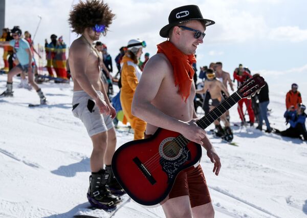 Pessoas aproveitando sol e frio ao celebrar o festival de biquíni na montanha de Aikuavenchorr, Rússia - Sputnik Brasil