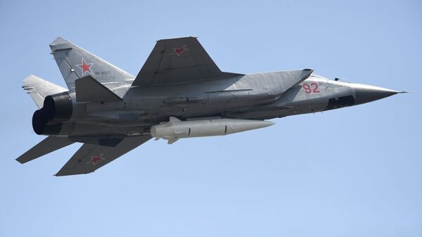 O caça russo MiG-31 equipado com mísseis balísticos Kinzhal - Sputnik Brasil