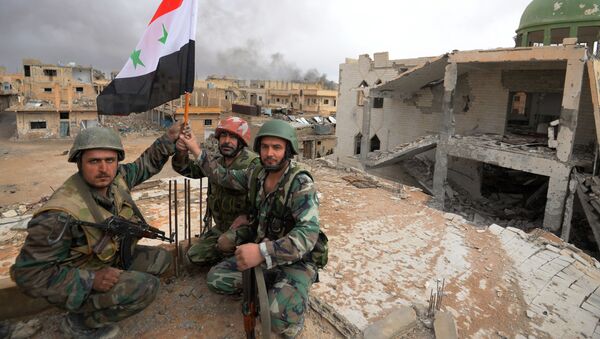 Soldados do Exército sírio com bandeira da Síria se alegram com a libertação de Palmira - Sputnik Brasil
