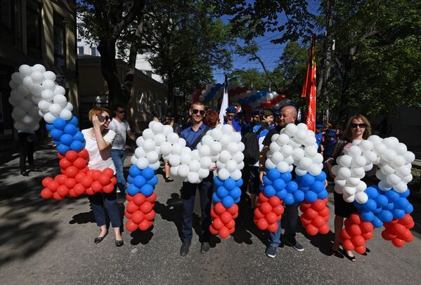 Participantes do desfile do 1º de maio na cidade de Simferopol, na Crimeia - Sputnik Brasil