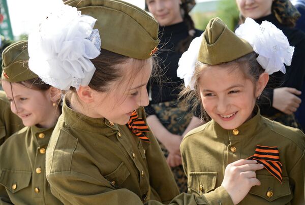 Crianças participam da ação nacional Fita de São Jorge na república da Chechênia, nas vésperas do Dia da Vitória, 9 de maio - Sputnik Brasil