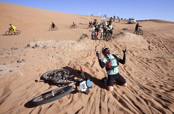 Participantes da corrida Titan Desert 2018, em pista montanhosa de 600 km, em Marrocos - Sputnik Brasil