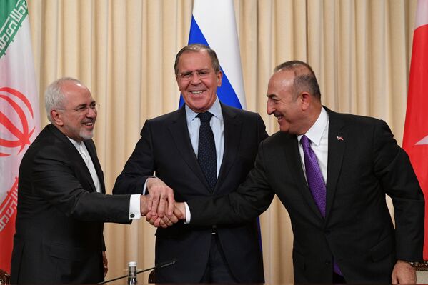 Chanceler iraniano, Mohammad Javad Zarif, seu homólogo russo, Sergei Lavrov, e turco, Mevlut Cavusoglu (de esquerda à direita) durante uma coletiva de imprensa conjunta após uma reunião trilateral em Moscou - Sputnik Brasil
