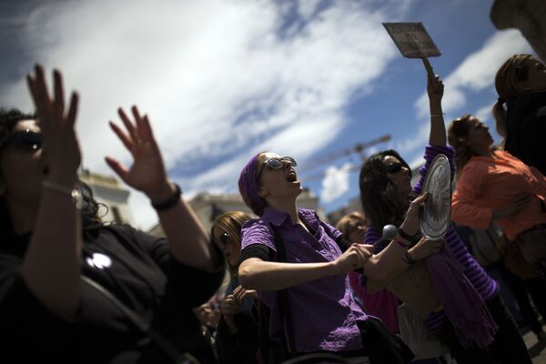 Em Madri, mulheres protestam contra a sentença de absolvição de cinco homens que tinham sido acusados de violação - Sputnik Brasil