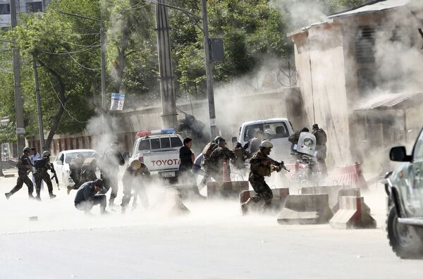 Forças de segurança fogem após a segunda explosão durante uma série de atentados em Cabul, no Afeganistão - Sputnik Brasil