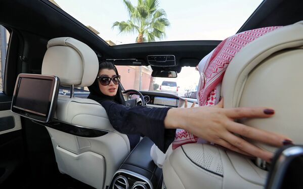 Em Riad, uma mulher saudita aprende dirigir um carro antes do levantamento da respectiva proibição no país - Sputnik Brasil
