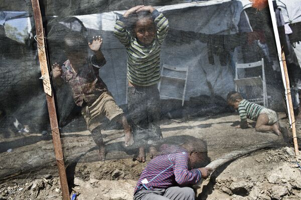 Crianças brincam em campo de refugiados de Moria na ilha de Lesbos, na Grécia - Sputnik Brasil