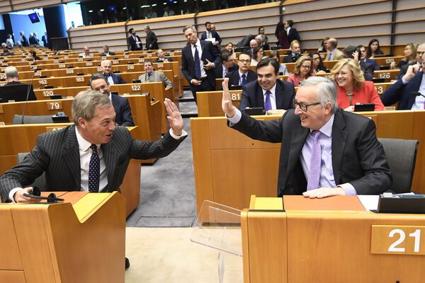Presidente da Comissão Europeia, Jean-Claude Juncker (à direita), e Nigel Farage, apoiante do Brexit e membro do Parlamento Europeu (à esquerda), em uma das sessões plenárias da entidade em Bruxelas - Sputnik Brasil