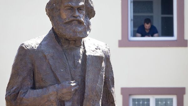 Estátua de Karl Marx foi revelada em Trier, cidade natal do filósofo - Sputnik Brasil