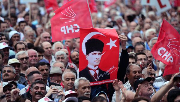 People hold a poster of Mustafa Kemal Ataturk, the founder of modern Turkey, as they listen to Turkey's main opposition Republican People's Party, CHP, leader Kemal Kilicdaroglu in Luleburgaz, Turkey, Wednesday, May 27, 2015 - Sputnik Brasil