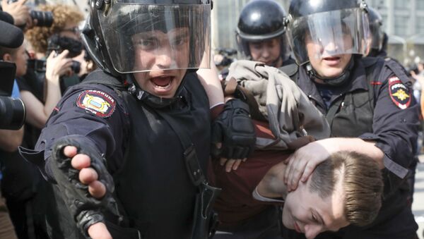 Policiais prendem manifestante em Moscou, 5 de maio de 2018. - Sputnik Brasil