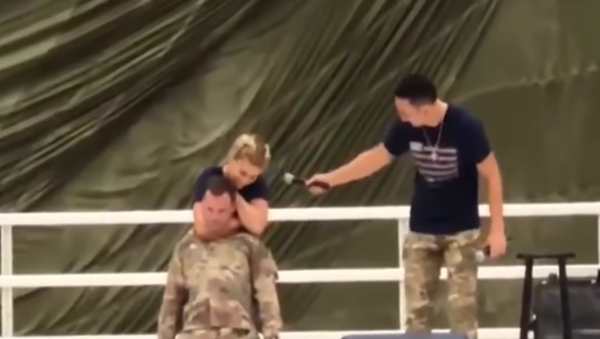 Abraço mortífero: lutadora de MMA quase sufoca militar americano - Sputnik Brasil