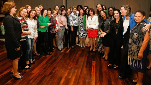 Jantar de parlamentares da Bancada Feminina com a então presidente Dilma Rousseff, em março de 2015 - Sputnik Brasil