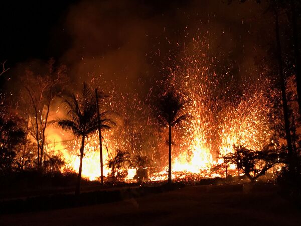 Nova fissura emitindo jato de lava devido à erupção vulcânica no Havaí - Sputnik Brasil