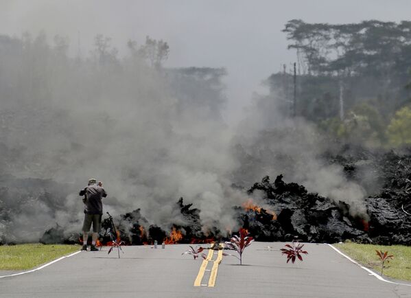 Pessoa não identificada tira foto de uma estrada sendo engolida por lava, no Havaí - Sputnik Brasil