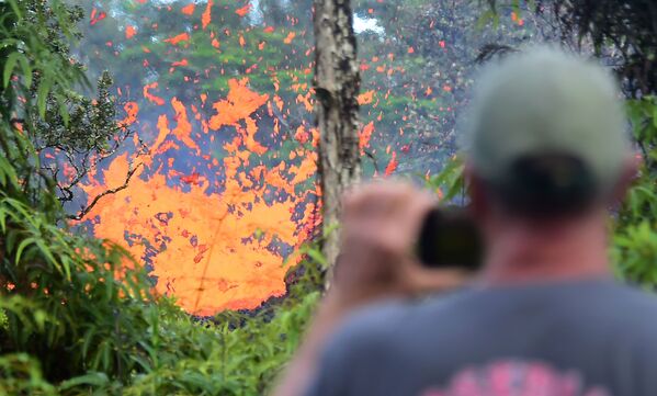 Jatos de lava após erupção do vulcão Kilauea, no Havaí - Sputnik Brasil