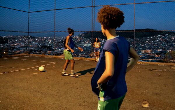Jogadoras da seleção brasileira na Street Child World Cup 2018 treinam em favela do Complexo da Penha, Rio de Janeiro. - Sputnik Brasil