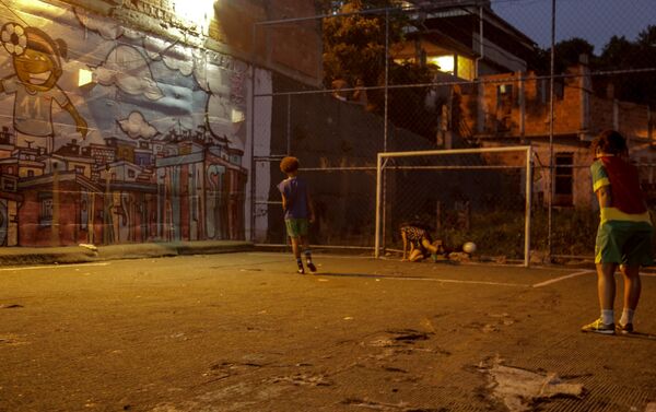 Jogadoras da seleção brasileira na Street Child World Cup 2018 treinam em favela do Complexo da Penha, Rio de Janeiro. - Sputnik Brasil