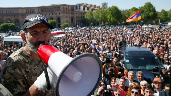 Líder da oposição da Armênia, Nikol Pashinyan, durante manifestações na capital de Erevan, 25 de abril de 2018 - Sputnik Brasil