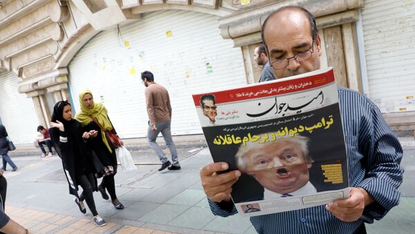 Iraniano lê jornal Omid Javan com foto do presidente dos EUA, Donald Trump, com uma manchete escrita em persa Trump louco e lógica do JCPOA (Plano de Ação Conjunto Global), 14 de outubro de 2017 - Sputnik Brasil