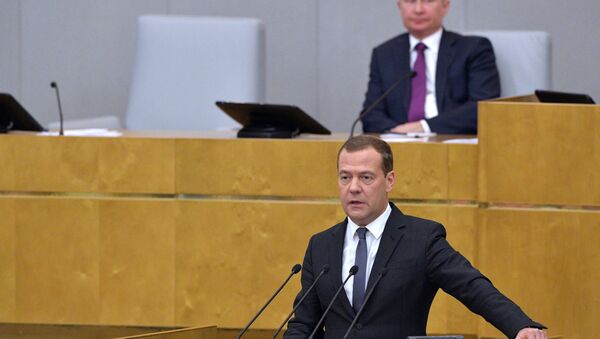 Presidente russo, Vladimir Putin, e premiê interino Dmitry Medvedev, durante sessão da Duma de Estado para considerar candidatura ao cargo de primeiro-ministro, 8 de maio de 2018 - Sputnik Brasil