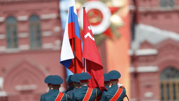 Militares do Batalhão da Guarda de Honra entram na Praça Vermelha com a bandeira nacional da Federação da Rússia e o estandarte da vitória, 9 de maio de 2018 - Sputnik Brasil