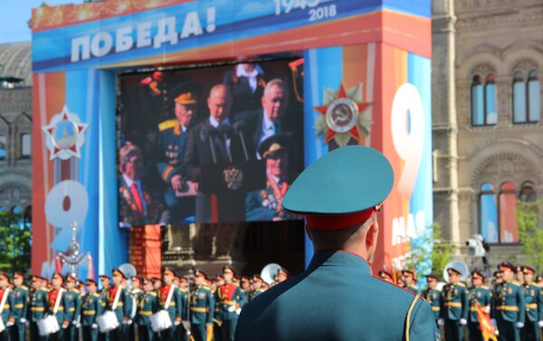 Agente do Serviço Federal de Guarda durante o discurso do presidente russo, Vladimir Putin, na 73ª Parada da Vitória, na Praça Vermelha, em 9 de maio de 2018 - Sputnik Brasil