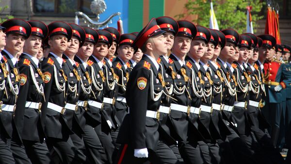Cadetes da Escola de Cadetes Presidencial de Moscou das Tropas da Guarda Nacional da Federação da Rússia passam pela Praça Vermelha durante a 73ª Parada da Vitória, na Praça Vermelha, em 9 de maio de 2018 - Sputnik Brasil