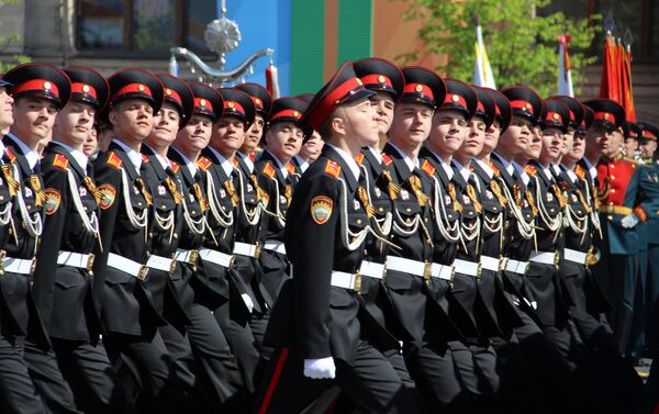 Cadetes da Escola de Cadetes Presidencial de Moscou das Tropas da Guarda Nacional da Federação da Rússia passam pela Praça Vermelha durante a 73ª Parada da Vitória, na Praça Vermelha, em 9 de maio de 2018 - Sputnik Brasil